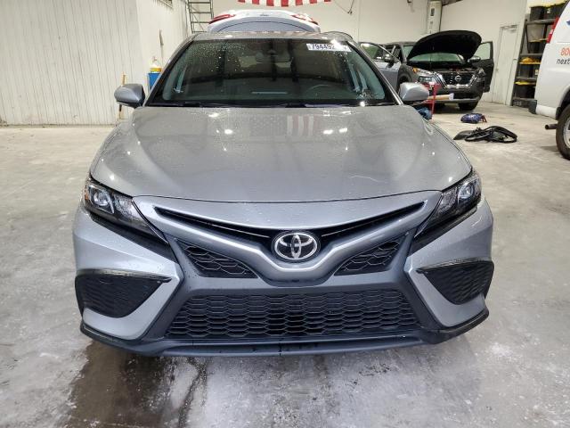 4T1T11AK6NU621089 - 2022 TOYOTA CAMRY SE SILVER photo 5