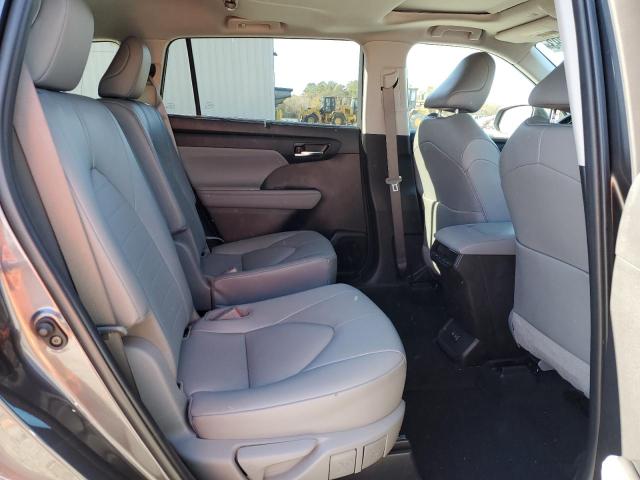5TDGZRAH1NS116891 - 2022 TOYOTA HIGHLANDER XLE GRAY photo 11