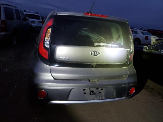 KNDJP3A50J7600408 - 2018 KIA SOUL + GRAY photo 6