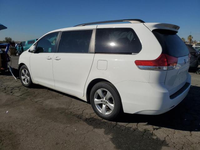 5TDKK3DC2DS374251 - 2013 TOYOTA SIENNA LE WHITE photo 2