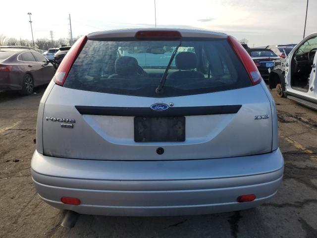 3FAFP31N45R113660 - 2005 FORD FOCUS ZX3 SILVER photo 6