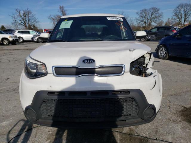 KNDJN2A2XG7306528 - 2016 KIA SOUL WHITE photo 5