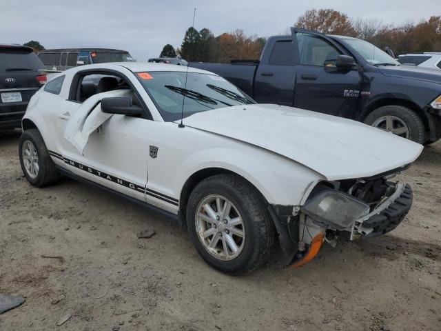 1ZVFT80N975298084 - 2007 FORD MUSTANG WHITE photo 4