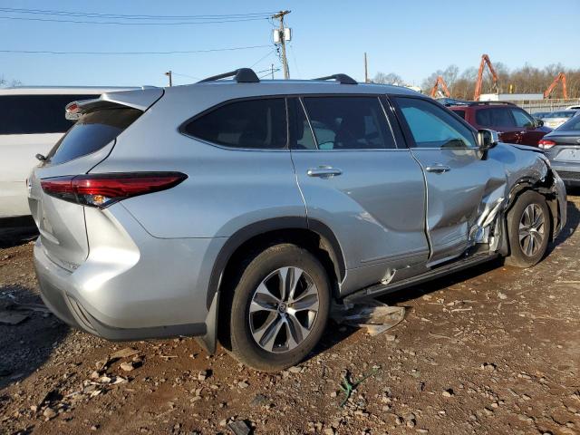 5TDGZRBH0MS081760 - 2021 TOYOTA HIGHLANDER XLE SILVER photo 3