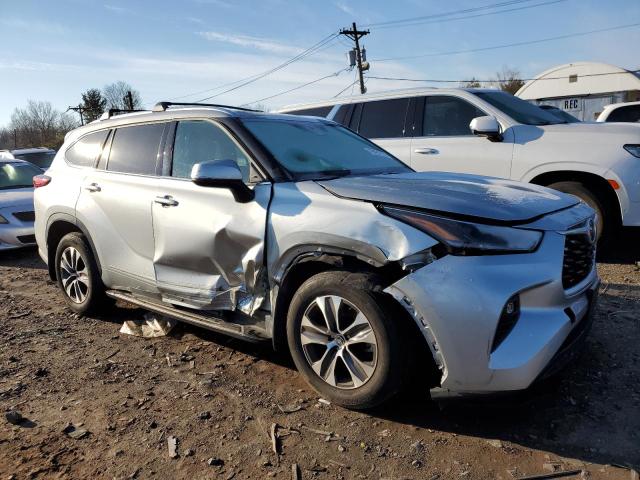 5TDGZRBH0MS081760 - 2021 TOYOTA HIGHLANDER XLE SILVER photo 4