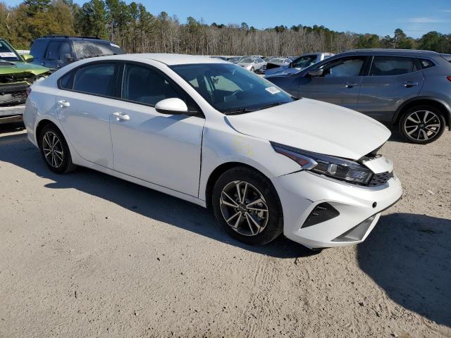 3KPF24AD8PE657661 - 2023 KIA FORTE LX WHITE photo 4