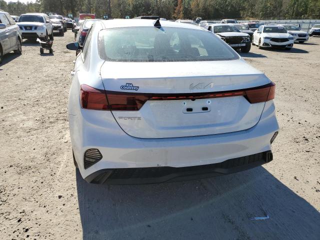 3KPF24AD8PE657661 - 2023 KIA FORTE LX WHITE photo 6