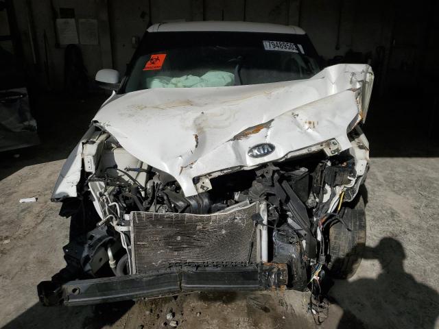 KNDJN2A24F7129800 - 2015 KIA SOUL WHITE photo 5