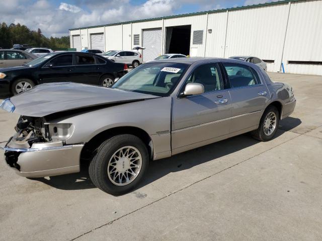 2001 LINCOLN TOWN CAR SIGNATURE, 