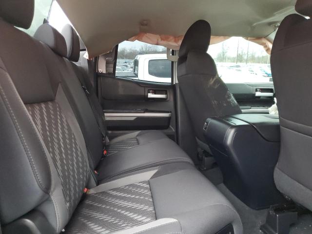 5TFUW5F18JX761509 - 2018 TOYOTA TUNDRA DOUBLE CAB SR/SR5 SILVER photo 10