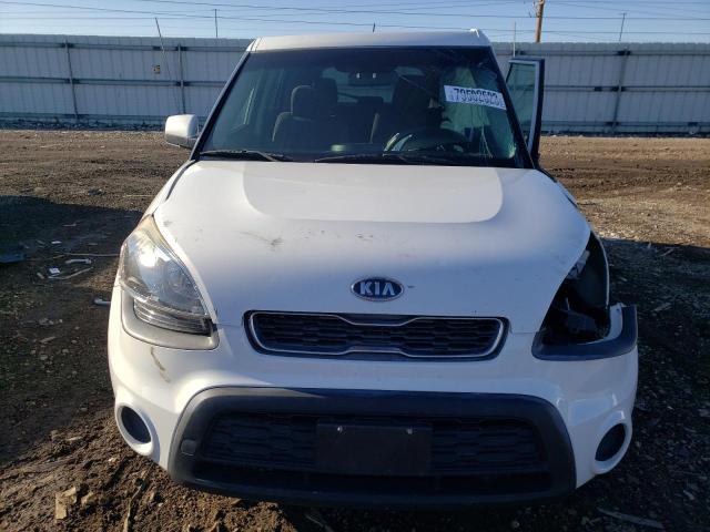 KNDJT2A59C7402127 - 2012 KIA SOUL WHITE photo 5