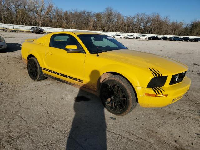 1ZVFT80N555143531 - 2005 FORD MUSTANG YELLOW photo 4