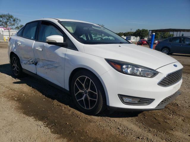 1FADP3H24HL296063 - 2017 FORD FOCUS SEL WHITE photo 4