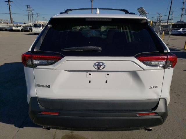 2T3W1RFV3LW099363 - 2020 TOYOTA RAV4 XLE WHITE photo 6