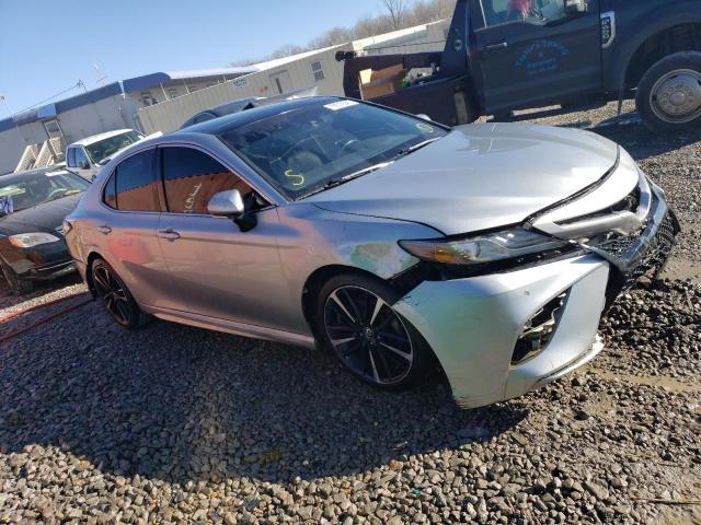 4T1B61HK3JU120965 - 2018 TOYOTA CAMRY XSE SILVER photo 4