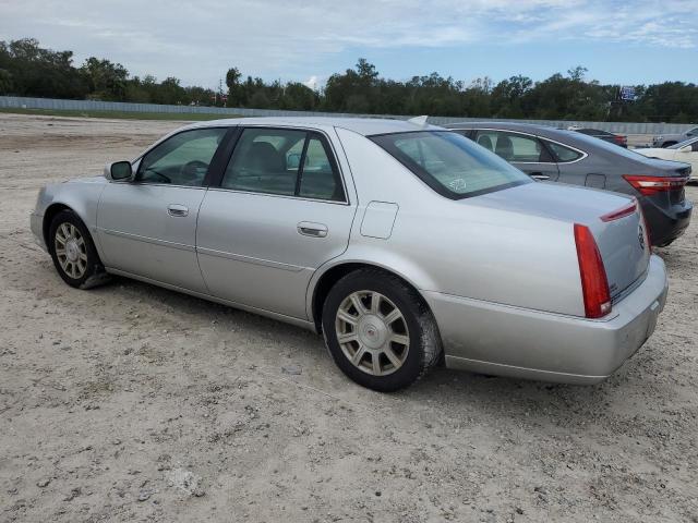 1G6KD57Y59U109004 - 2009 CADILLAC DTS SILVER photo 2