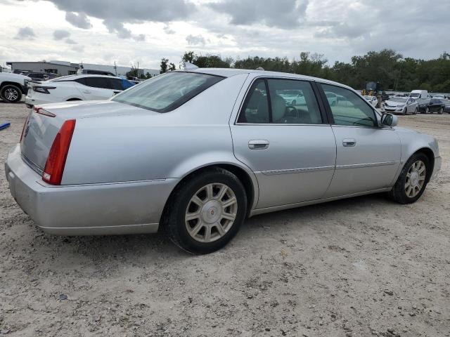 1G6KD57Y59U109004 - 2009 CADILLAC DTS SILVER photo 3