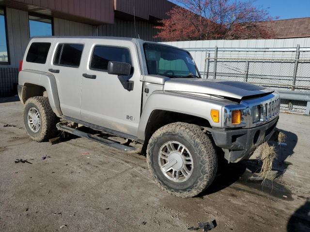 5GTDN136X68300852 - 2006 HUMMER H3 SILVER photo 4