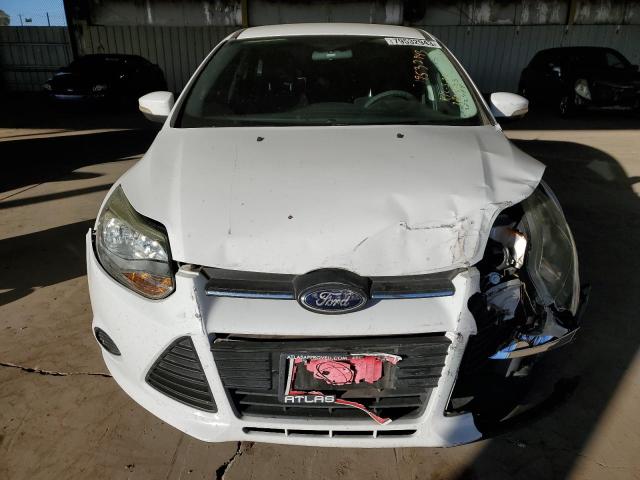 1FADP3F28DL272474 - 2013 FORD FOCUS SE WHITE photo 5