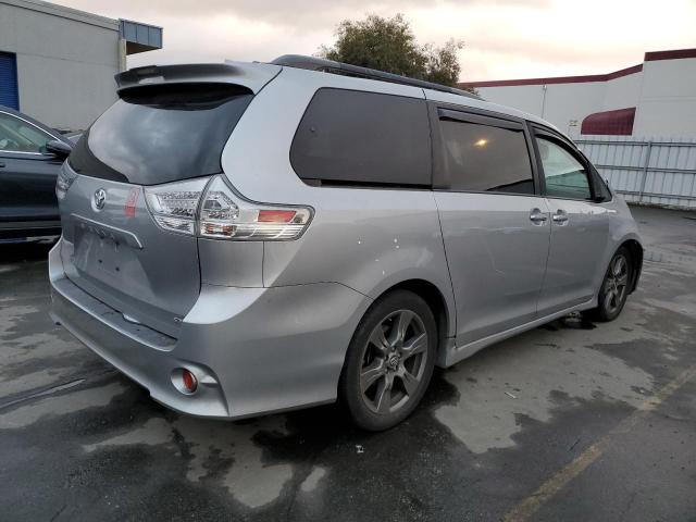 5TDXZ3DC5JS914849 - 2018 TOYOTA SIENNA SE SILVER photo 3