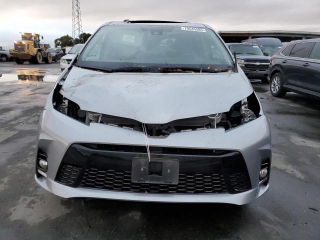 5TDXZ3DC5JS914849 - 2018 TOYOTA SIENNA SE SILVER photo 5