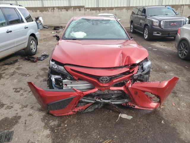 4T1G11BK6PU102966 - 2023 TOYOTA CAMRY SE NIGHT SHADE RED photo 5