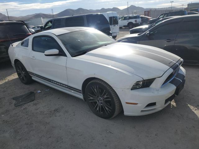 1ZVBP8AM4D5227525 - 2013 FORD MUSTANG WHITE photo 4