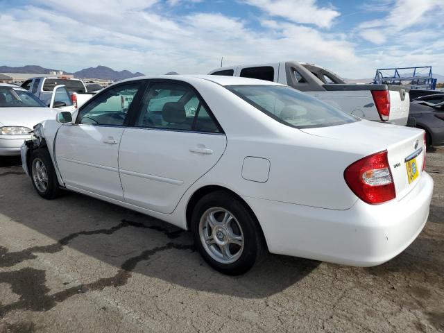 JTDBE32K220129807 - 2002 TOYOTA CAMRY LE WHITE photo 2