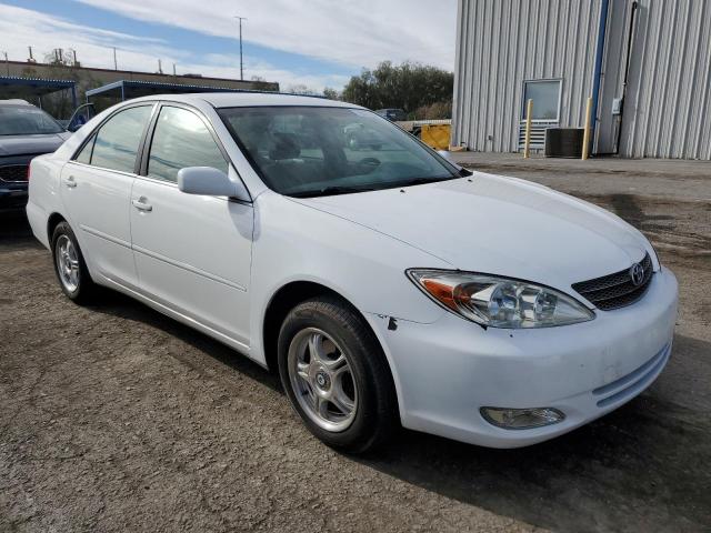 JTDBE32K220129807 - 2002 TOYOTA CAMRY LE WHITE photo 4