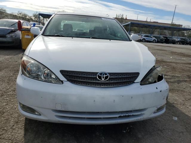 JTDBE32K220129807 - 2002 TOYOTA CAMRY LE WHITE photo 5