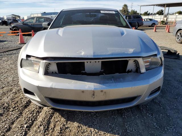 1ZVBP8AN3A5181044 - 2010 FORD MUSTANG SILVER photo 5