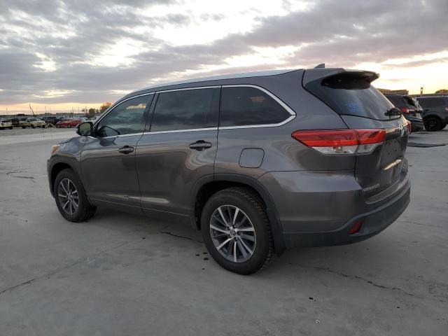 5TDKZRFH8JS530182 - 2018 TOYOTA HIGHLANDER SE GRAY photo 2