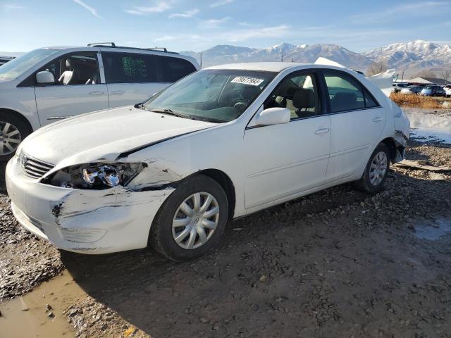 4T1BE32K05U555150 - 2005 TOYOTA CAMRY LE WHITE photo 1