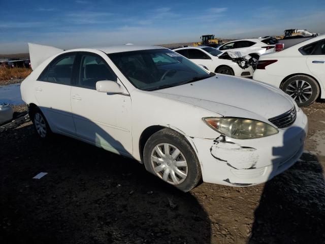4T1BE32K05U555150 - 2005 TOYOTA CAMRY LE WHITE photo 4