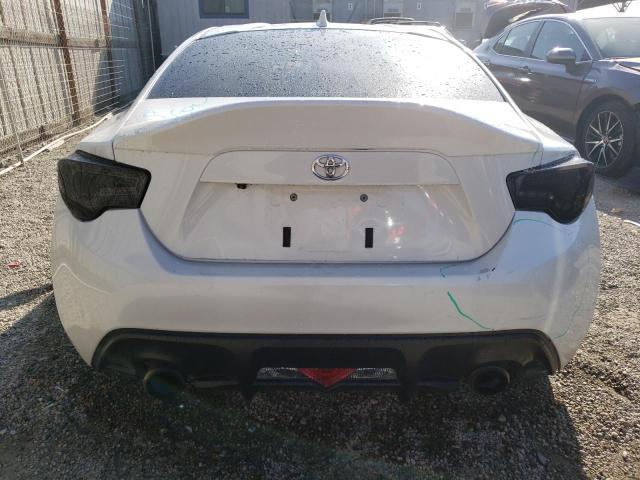 JF1ZNAA12J8701833 - 2018 TOYOTA 86 WHITE photo 6