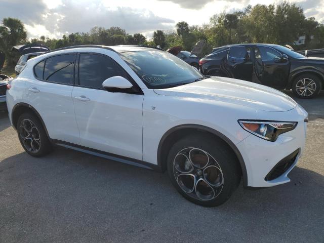 ZASPAKBN7P7D55322 - 2023 ALFA ROMEO STELVIO TI WHITE photo 4