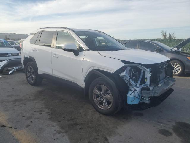 2T3W1RFVXRW301141 - 2024 TOYOTA RAV4 XLE WHITE photo 4