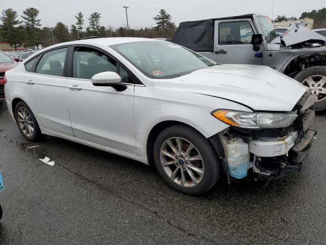 3FA6P0H71HR303412 - 2017 FORD FUSION SE WHITE photo 4