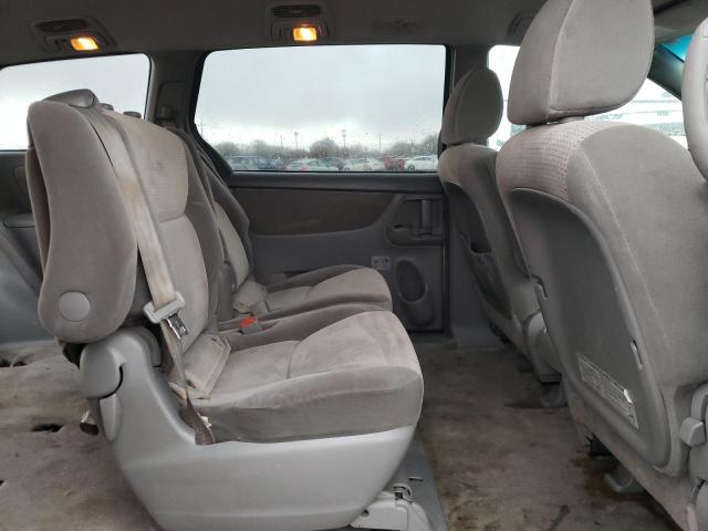 5TDKK4CC0AS299391 - 2010 TOYOTA SIENNA CE SILVER photo 11