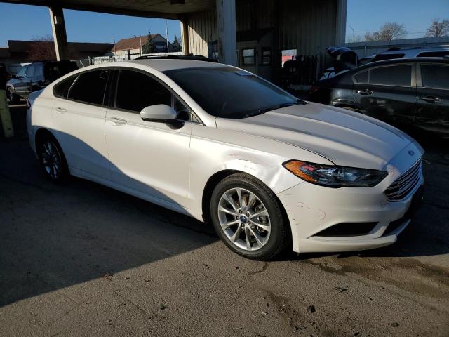 3FA6P0H7XHR241346 - 2017 FORD FUSION SE WHITE photo 4