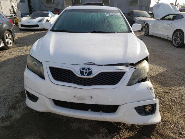 4T1BF3EKXAU555451 - 2010 TOYOTA CAMRY BASE WHITE photo 5