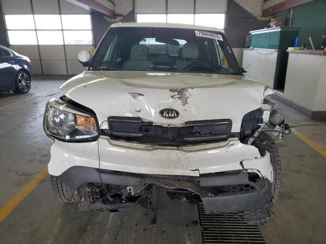 KNDJN2A21J7907897 - 2018 KIA SOUL WHITE photo 5