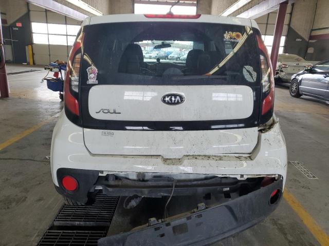 KNDJN2A21J7907897 - 2018 KIA SOUL WHITE photo 6