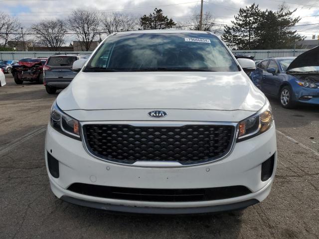 KNDMB5C13J6389681 - 2018 KIA SEDONA LX WHITE photo 5