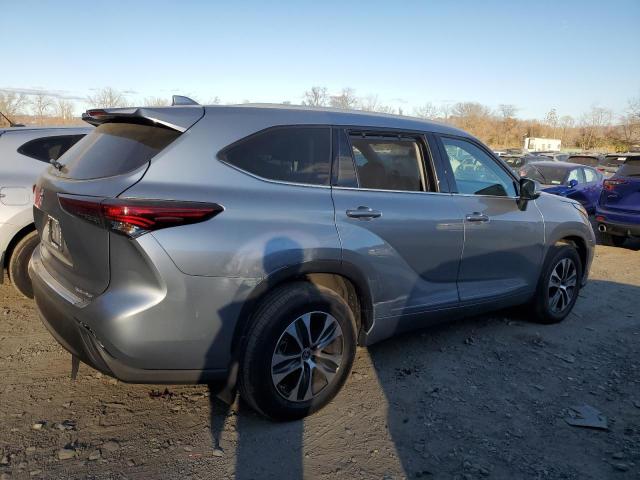 5TDGZRBH9NS173578 - 2022 TOYOTA HIGHLANDER XLE SILVER photo 3