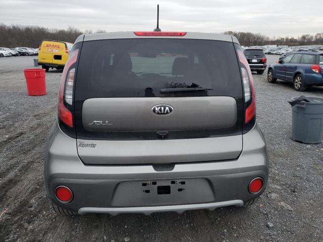 KNDJP3A57K7010580 - 2019 KIA SOUL + GRAY photo 6