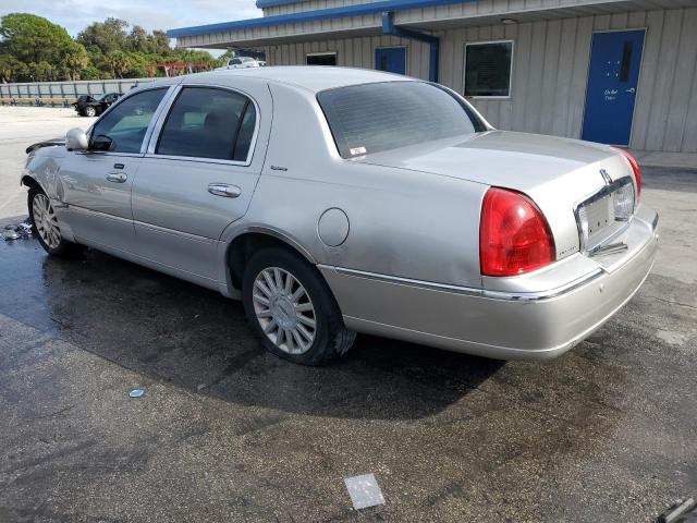 1LNHM81WX4Y623802 - 2004 LINCOLN TOWN CAR EXECUTIVE SILVER photo 2
