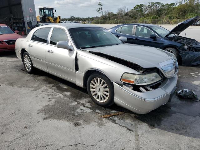 1LNHM81WX4Y623802 - 2004 LINCOLN TOWN CAR EXECUTIVE SILVER photo 4