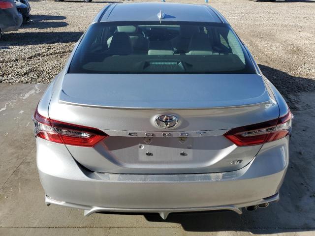 4T1G11AK1NU044909 - 2022 TOYOTA CAMRY SE SILVER photo 6