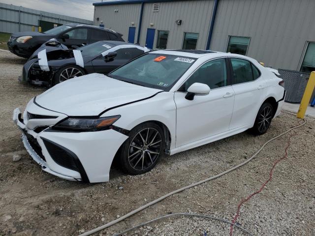 4T1T11AK4NU645374 - 2022 TOYOTA CAMRY SE WHITE photo 1